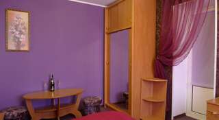 Мини-отель Мини Отель Камея Севастополь Номер с 1 двуспальной кроватью или 2 односпальными кроватями и ванной комнатой-2
