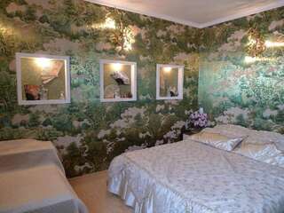 Мини-отель Камея Севастополь Cемейный номер с собственной ванной комнатой-1